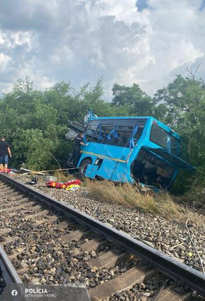 Tragédia Érsekújvár közelében: Eurocity vonat és busz ütközött