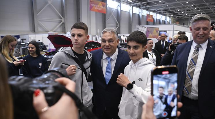 Orbán Viktor a Szakma Sztár Fesztiválon: Stílusos videó TikTokon