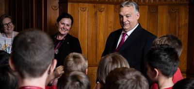 Orbán Viktor a parlamentben fogadta a Csepeli Torna Club fiatal focistáit