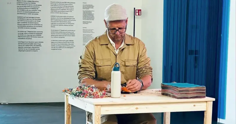 Művész lyukasztóval darabolja az ENSZ klímajelentését figyelemfelkeltésül