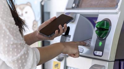 Készpénzfelvétel újratöltve: Bankkártya nélkül ATM-ből, mobiltárcával