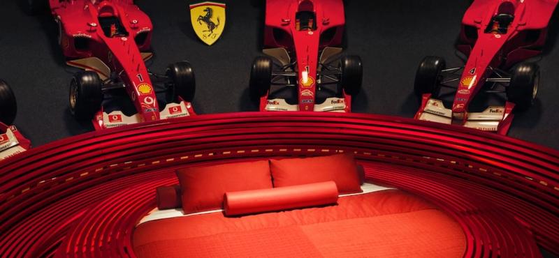 Éjszaka a Ferrari Múzeumban: Airbnb Icons élmény Marc Genével