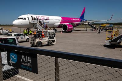 A Wizz Air nem vezet be klímavédelmi pótdíjat, de bővíti a flottáját