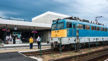 Változások a vonat- és buszmenetrendekben az óraátállítás miatt