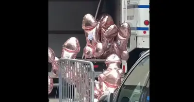 Trump-párti művész pénisz alakú lufikkal tiltakozik New Yorkban