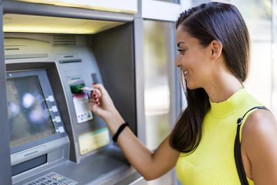 A magyarok egyre kevésbé vesznek fel készpénzt ATM-ből