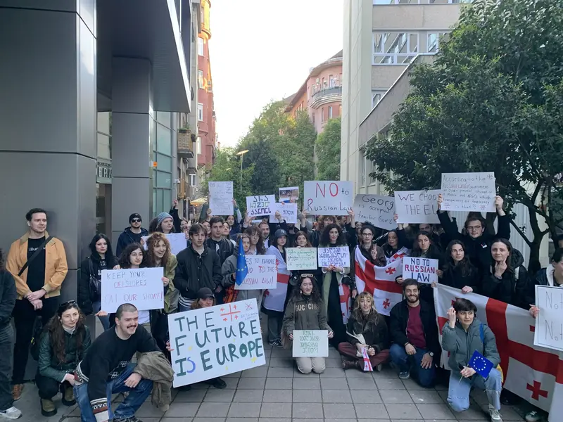 Grúz tüntetők tiltakoznak a budapesti CPAC-en az 'orosz ügynöktörvény' ellen