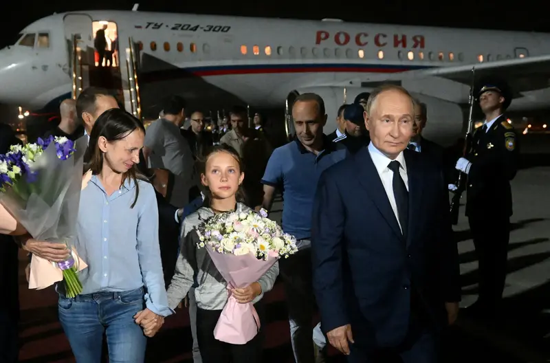 Orosz kémházaspár és gyermekeik drámai hazatérése