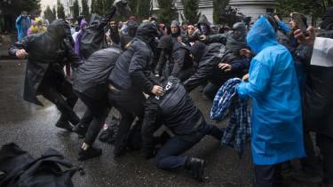 Orosz és amerikai állampolgárok letartóztatása a grúziai tüntetéseken