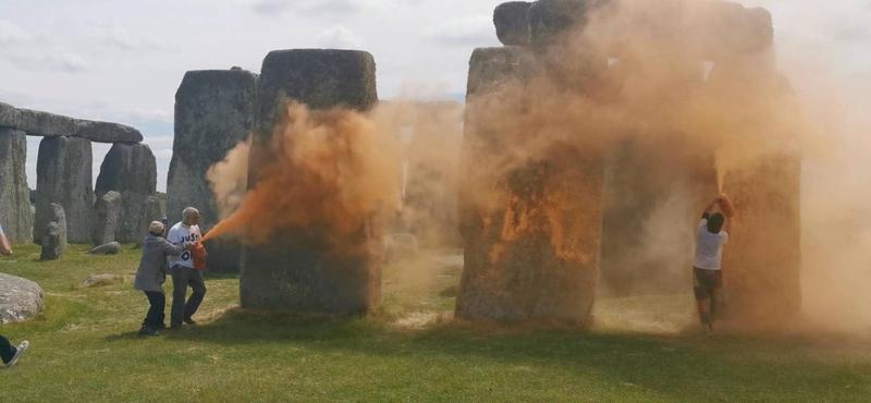 Aktivisták narancssárga festékkel öntötték le a Stonehenge emlékhelyét