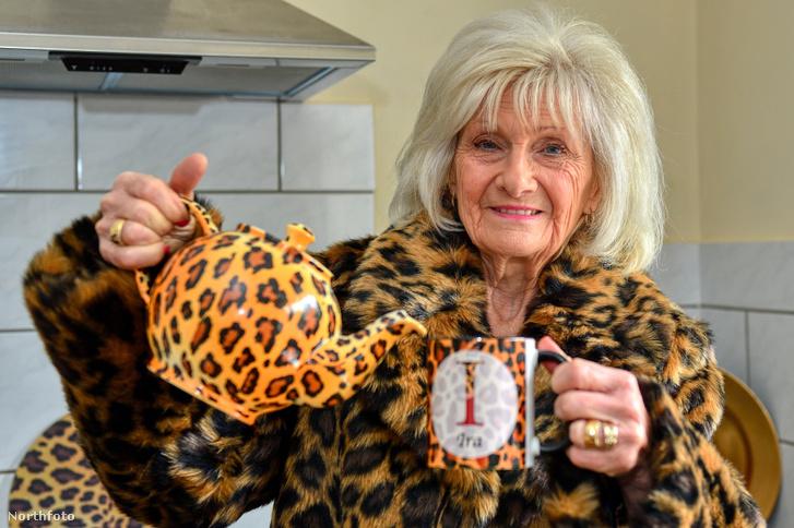 76 éves dédnagymama leopárdminta iránti szenvedélye