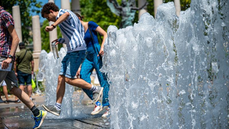 Hétfőn dőlhet meg a 72 éves melegrekord – figyelmeztetések északon