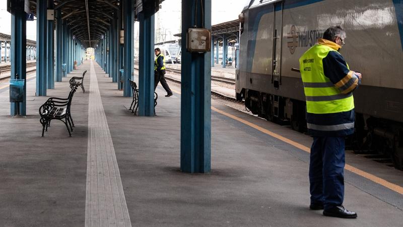 MÁV tartozik a dolgozóknak többletmunka díjakkal, a szakszervezet segítséget kér