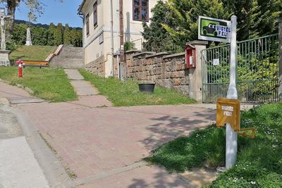 A Pilisborosjenői 'Vigyél fel!' megálló új dimenziója az autóstoppolásnak