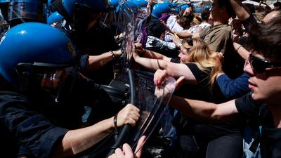 Összecsapások a római születési konferencián: a tüntetők és rendőrök összetűzése
