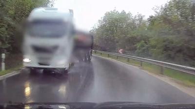 Vádat emeltek egy kamionsofőr ellen súlyos közúti baleset okozása miatt