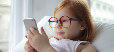 Kisgyerekek és okostelefonok: nő az online jelenlét és a kockázatok