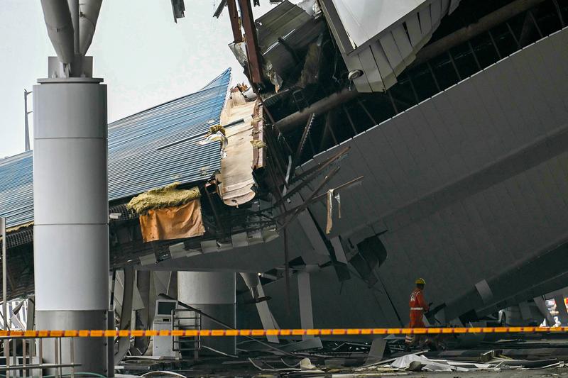 Tragédia Újdelhiben: beomlott a repülőtér tetőszerkezete a heves esőzések miatt