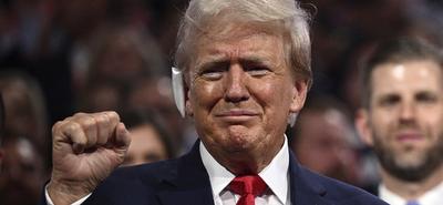 Donald Trump kötéssel a fülén jelent meg a republikánus konvención