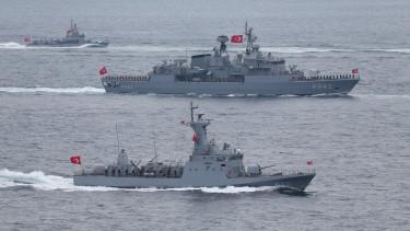Török hadihajó érkezett Maléba, feszültséget szülhet Indiával