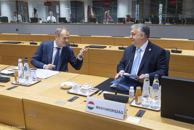 Donald Tusk közeledik Orbán Viktorhoz a V4 együttműködés erősítése érdekében