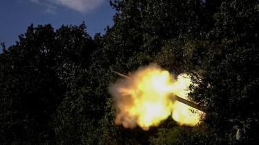 Az USA növeli a tüzérségi lőszerek gyártását: változás Ukrajnában?