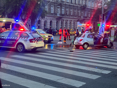 Személyautó ütközött szirénázó mentővel Budapesten