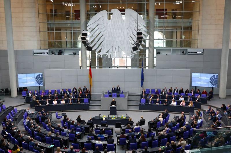 Zelenszkij a Bundestagban: Oroszországnak meg kell fizetnie az ukrajnai háború kártérítését