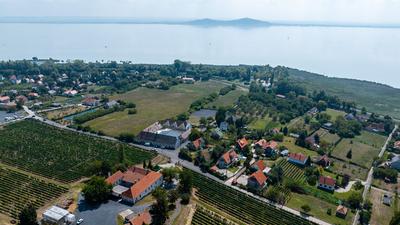 Balatoni ingatlanok köröznek Budapest előtt: magasabbak az átlagárak