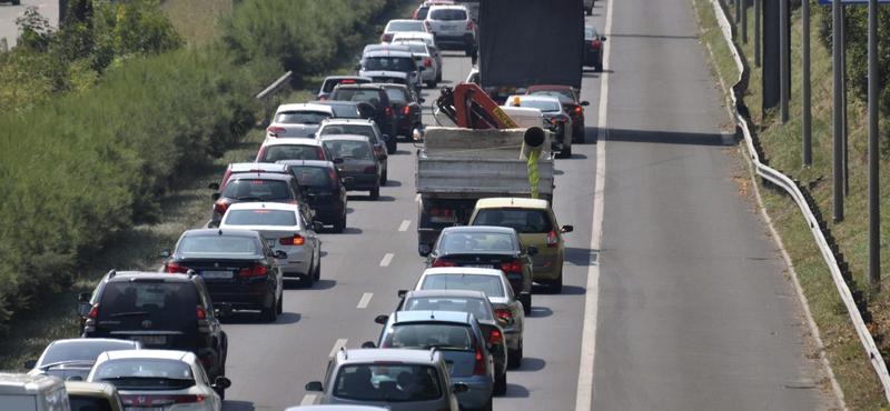 Több kilométeres torlódás az M7-esen, kerülőutakat javasol az Útinform