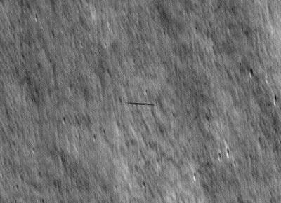 NASA szonda különös lapos űrhajót észlelt a Hold körül