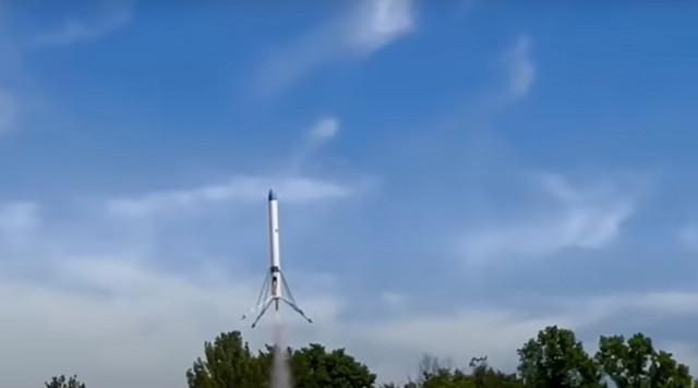 Középiskolás diák úttörő rakétát épített, ami landolni és újraindulni is képes