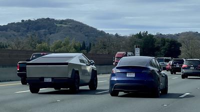 Tesla-rajongó kétszer is hibás Cybertruckot kap, miközben a Model 3 drágul