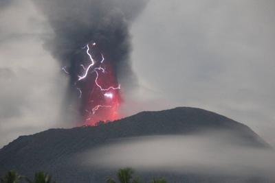 Látványos vulkánkitörés Indonéziában: Hét falut evakuáltak