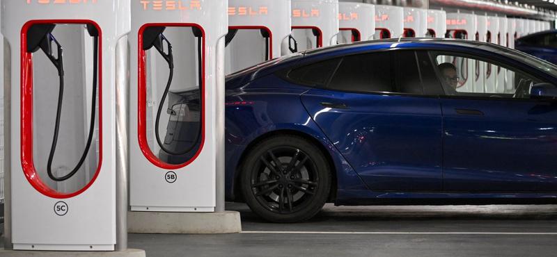 A Tesla új irányt vesz: kisebb gyártási célok és robotok felé fordul