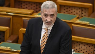 Halász János képviselő azonos beszédet ismételt meg a parlamentben
