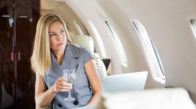 Új kutatás figyelmeztet: a repülőn ivott alkohol károsíthatja a szívet