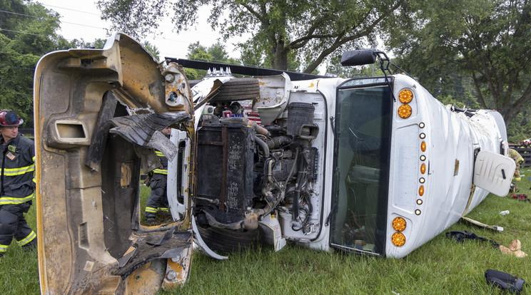 Nyolc ember életét vesztette egy szörnyű buszbalesetben Floridában