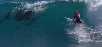 Delfinekkel szörfözött és nyert Gabriela Bryan a Margaret River Pro-n