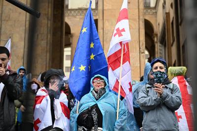 Tömeges tiltakozások és parlamenti verekedés Grúziában az ügynöktörvény körül