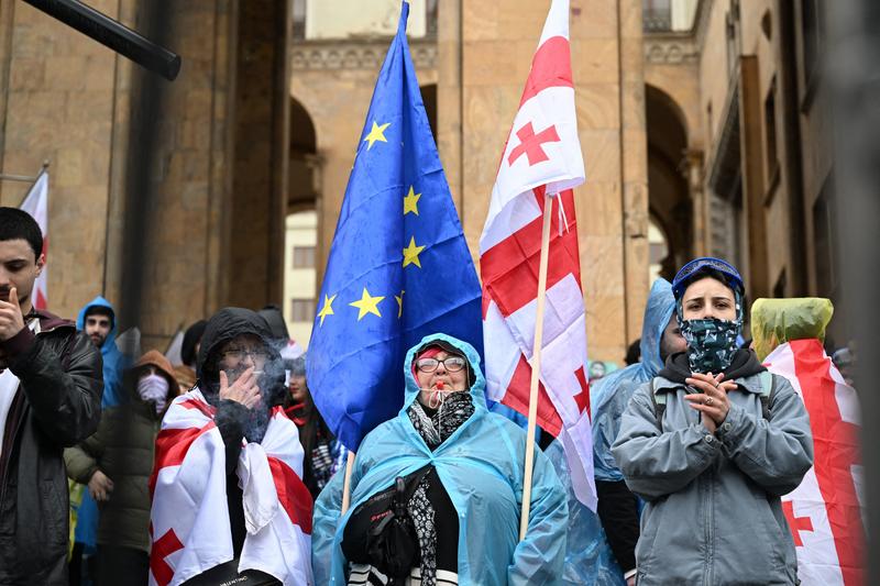 Tömeges tiltakozások és parlamenti verekedés Grúziában az ügynöktörvény körül