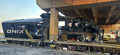 Súlyos buszbaleset Brazíliában: turistákat szállító jármű hídpillérnek ütközött