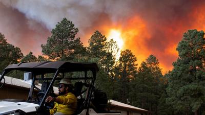 Új-Mexikóban két erdőtűz ejtett csapdába egy falut, evakuációk és halálos áldozat