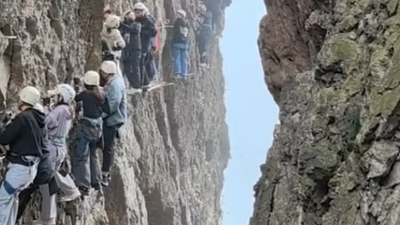 Turistacsoport rekedt egy sziklaszirten Kínában több órára