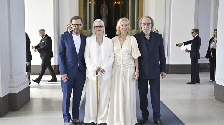Az ABBA együttes lovagi címeket kapott a svéd királyi családtól