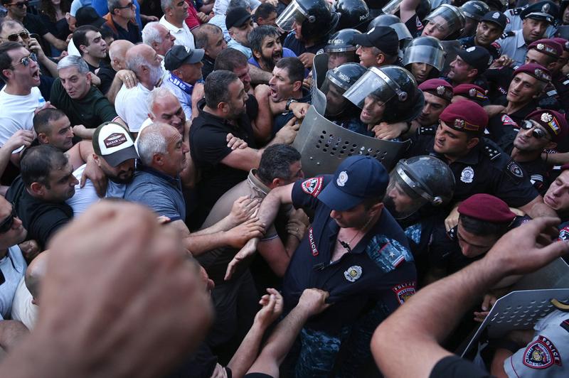 Örményországban tüntetők és rendőrök összecsapása: sokan megsebesültek