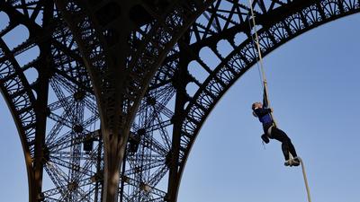 Hajmeresztő mutatvánnyal döntött világrekordot egy nő az Eiffel-tornyon