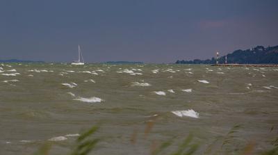 Életmentő beavatkozás a Balatonon: vízirendőrök mentették ki a horgászokat