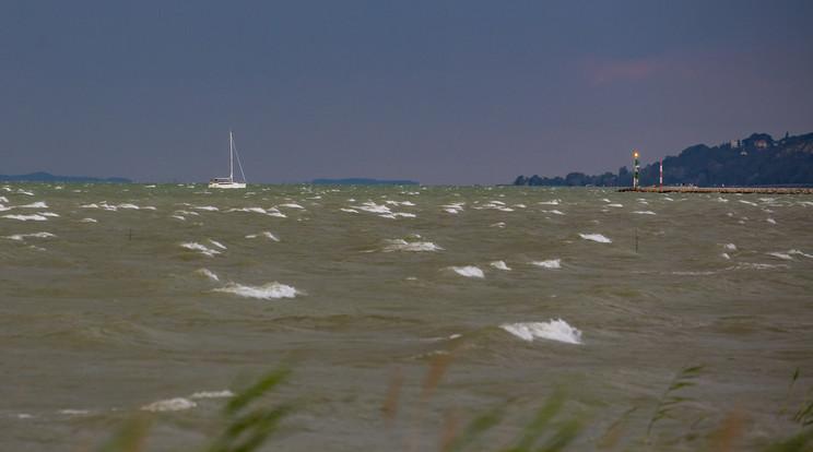 Életmentő beavatkozás a Balatonon: vízirendőrök mentették ki a horgászokat