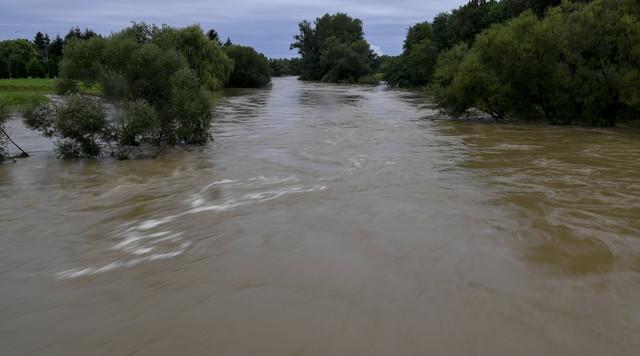 A Rába folyó magas vízszintje: szakemberek folyamatosan figyelnek